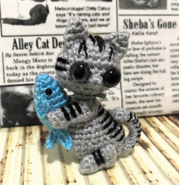 アメリカンショートヘアとお魚☆猫あみぐるみ♡キーホルダー・ストラップ・ボールチェーン☆受注製作品 2枚目の画像