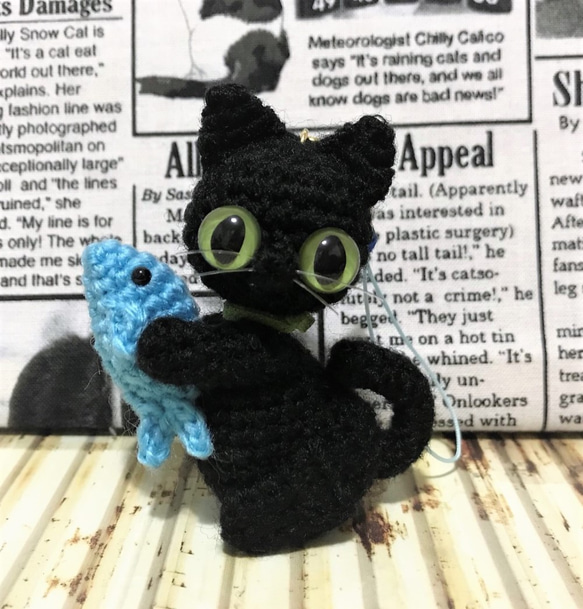 黒猫とお魚☆猫あみぐるみ♡キーホルダー・ストラップ・ボールチェーン☆受注製作品 2枚目の画像