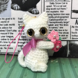 白猫のピンク系小花♡ストラップ*あみぐるみ♡キーホルダー・ボールチェーン☆受注製作品 1枚目の画像