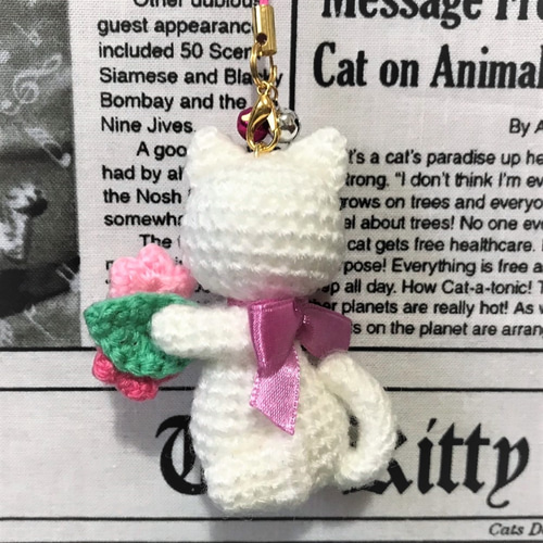 白猫のピンク系小花♡ストラップ*あみぐるみ♡キーホルダー・ボール