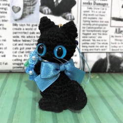 黒猫のブルー系小花♡ストラップ*あみぐるみ♡キーホルダー・ストラップ・ボールチェーン☆受注製作品 2枚目の画像