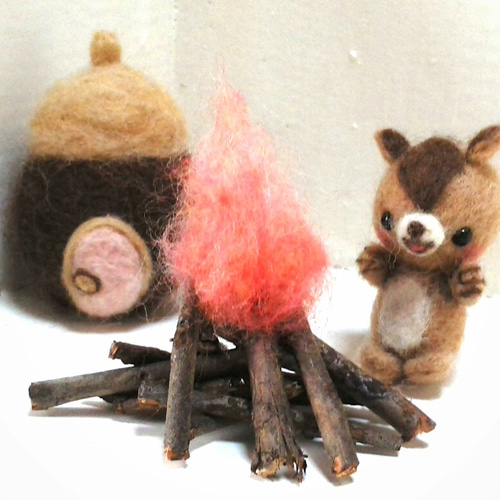 羊毛フェルト＊焚き火でぽかぽかリスちゃん♡ 羊毛フェルト 三つ葉