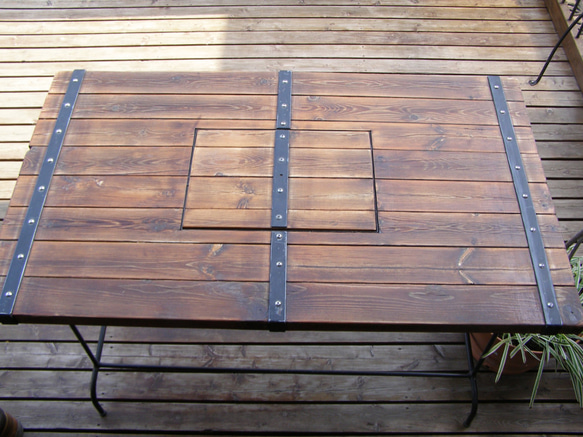 【アイアン&ウッド】 バーベキューテーブル ～インでもアウトでも使えるグランピング家具～ 1枚目の画像