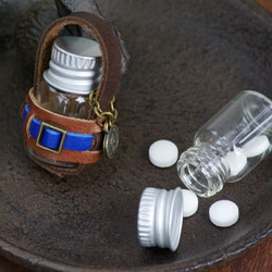 +再×22 販+革の小瓶ネックレス　ピルケース　硝子の小瓶　レザー 10枚目の画像