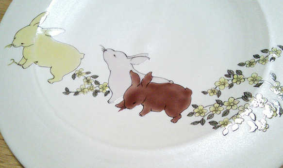 九谷焼「子兎と花詰」お皿径20cm 1枚目の画像