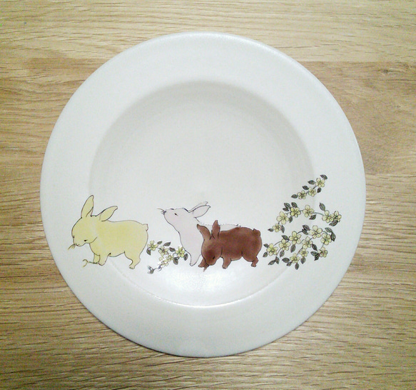 九谷焼「子兎と花詰」お皿径20cm 2枚目の画像