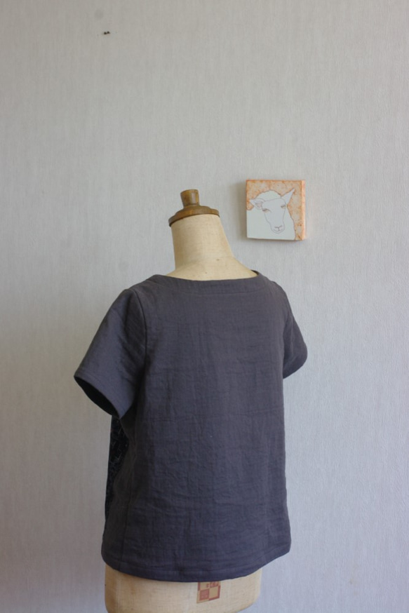 久留米絣とガーゼのTシャツ（黒地に赤い芯の花） 3枚目の画像