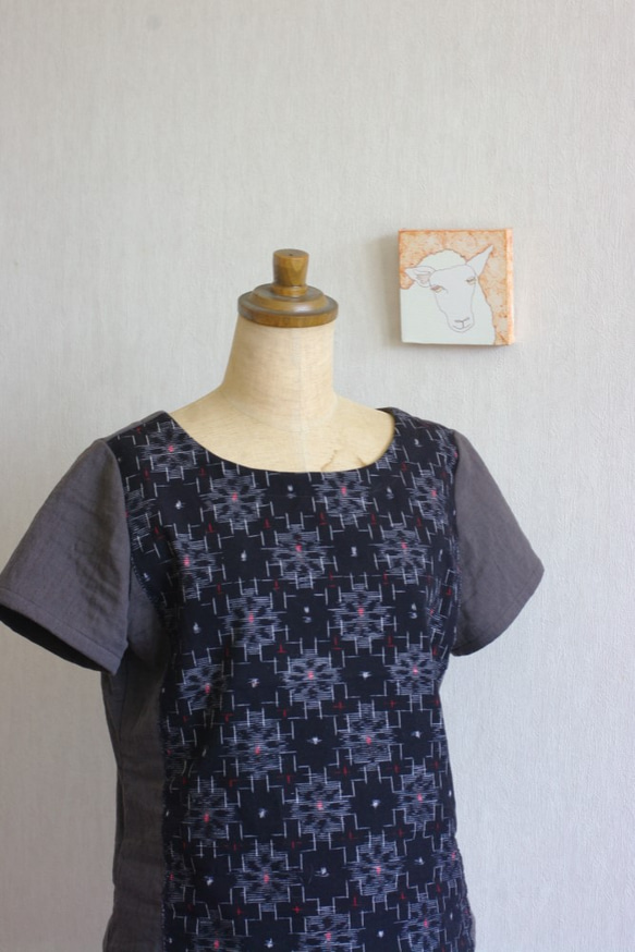 久留米絣とガーゼのTシャツ（黒地に赤い芯の花） 4枚目の画像