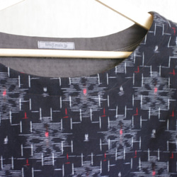 久留米絣とガーゼのTシャツ（黒地に赤い芯の花） 5枚目の画像
