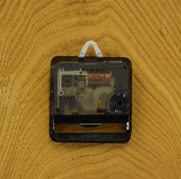 掛け時計　クリ無垢材　木製針が癒される 3枚目の画像