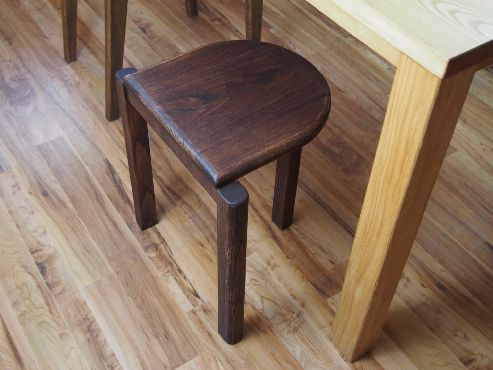 在庫処分　緊急値下げ！　Dスツール　座板がＤ型のスタッキングチェア