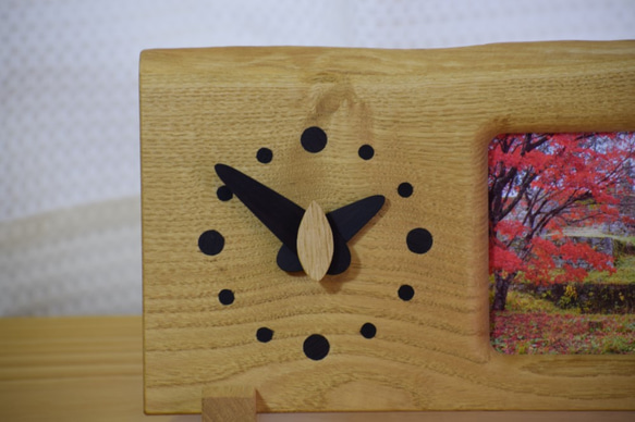 置き時計　クリ無垢材耳付き Ｌ判写真が飾れるフォトフレーム付き 2枚目の画像