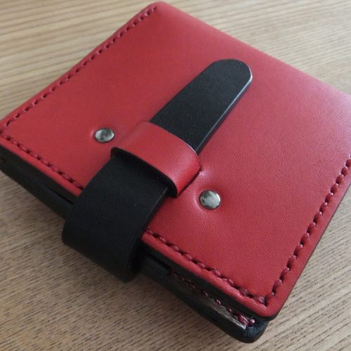 送料無料】超コンパクトサイズ（小さめ）赤牛革手縫い二つ折り財布 ...