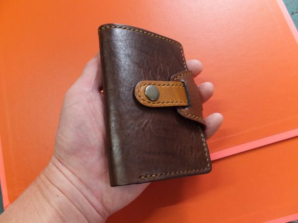 《【送料無料】厚手ダークブラウン牛革ハーフサイズ超コンパクトミニ二つ折り財布　(ホック止めタイプ)TIO-HFS007》 3枚目の画像