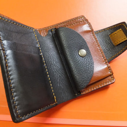 《【送料無料】厚手ダークブラウン牛革ハーフサイズ超コンパクトミニ二つ折り財布　(ホック止めタイプ)TIO-HFS007》 7枚目の画像