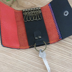 【送料無料】牛革・赤と黒のツートンカラー　総手縫いＴＩＯオリジナル６連キーケース　TIO-K007 4枚目の画像
