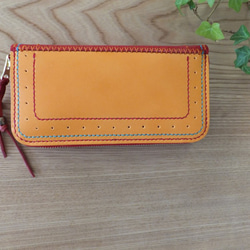 【送料無料】赤とオレンジの２つの顔を持つ個性的な総手縫いラウンドファスナー本革長財布ＴＩＯーＲＮ０２８ 2枚目の画像