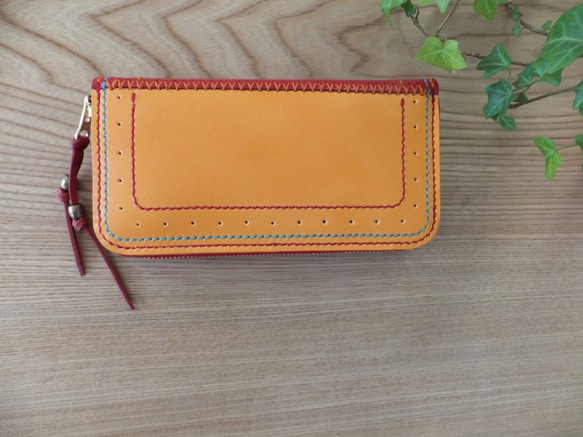 【送料無料】赤とオレンジの２つの顔を持つ個性的な総手縫いラウンドファスナー本革長財布ＴＩＯーＲＮ０２８ 2枚目の画像