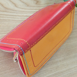 【送料無料】赤とオレンジの２つの顔を持つ個性的な総手縫いラウンドファスナー本革長財布ＴＩＯーＲＮ０２８ 3枚目の画像