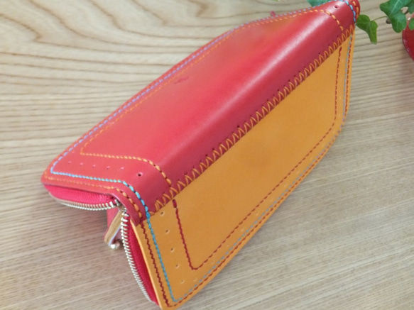 【送料無料】赤とオレンジの２つの顔を持つ個性的な総手縫いラウンドファスナー本革長財布ＴＩＯーＲＮ０２８ 3枚目の画像