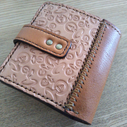 【送料無料】コンパクトサイズ　TIOロゴマーク印刻ヌメ牛革手縫い二つ折り財布(差し込み式ベルト留め)　TIO-FS004 2枚目の画像