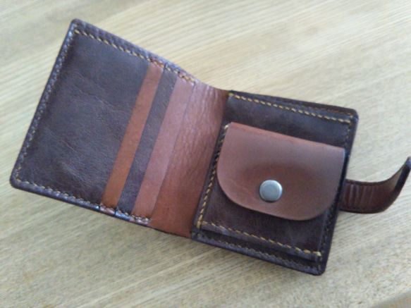 【送料無料】コンパクトサイズ　TIOロゴマーク印刻ヌメ牛革手縫い二つ折り財布(差し込み式ベルト留め)　TIO-FS004 3枚目の画像