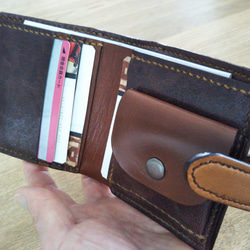 【送料無料】コンパクトサイズ　TIOロゴマーク印刻ヌメ牛革手縫い二つ折り財布(差し込み式ベルト留め)　TIO-FS004 4枚目の画像