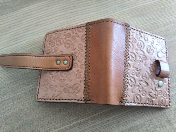 【送料無料】コンパクトサイズ　TIOロゴマーク印刻ヌメ牛革手縫い二つ折り財布(差し込み式ベルト留め)　TIO-FS004 5枚目の画像