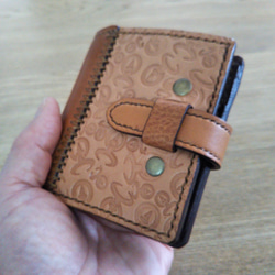 【送料無料】コンパクトサイズ　TIOロゴマーク印刻ヌメ牛革手縫い二つ折り財布(差し込み式ベルト留め)　TIO-FS004 6枚目の画像