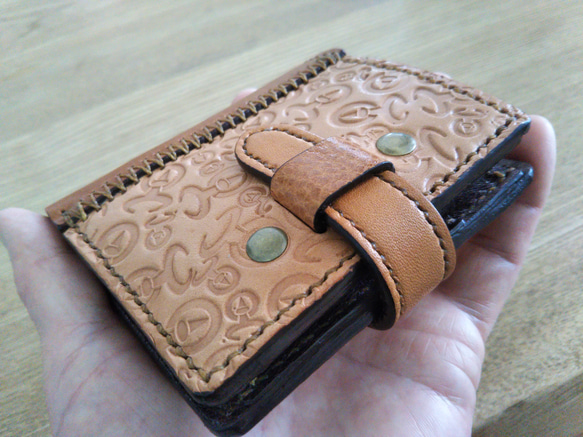【送料無料】コンパクトサイズ　TIOロゴマーク印刻ヌメ牛革手縫い二つ折り財布(差し込み式ベルト留め)　TIO-FS004 9枚目の画像