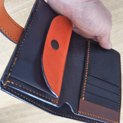 【送料無料】ブラウン牛革ハーフサイズミニ　二つ折り財布(差し込み式ベルト留め)TIO-HFS004 3枚目の画像