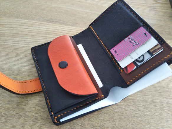 【送料無料】ブラウン牛革ハーフサイズミニ　二つ折り財布(差し込み式ベルト留め)TIO-HFS004 4枚目の画像