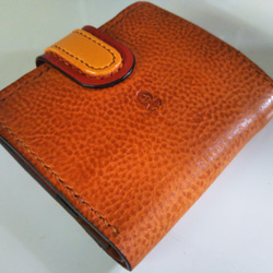送料無料】まるでみかんの皮のような　超コンパクトサイズ　牛革手縫い二つ折り財布(ホック留め)　TIO-FS006 2枚目の画像