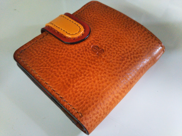 送料無料】まるでみかんの皮のような　超コンパクトサイズ　牛革手縫い二つ折り財布(ホック留め)　TIO-FS006 2枚目の画像