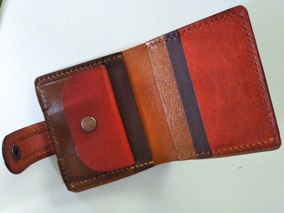 送料無料】まるでみかんの皮のような　超コンパクトサイズ　牛革手縫い二つ折り財布(ホック留め)　TIO-FS006 3枚目の画像