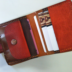 送料無料】まるでみかんの皮のような　超コンパクトサイズ　牛革手縫い二つ折り財布(ホック留め)　TIO-FS006 4枚目の画像