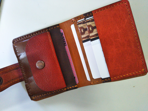送料無料】まるでみかんの皮のような　超コンパクトサイズ　牛革手縫い二つ折り財布(ホック留め)　TIO-FS006 4枚目の画像