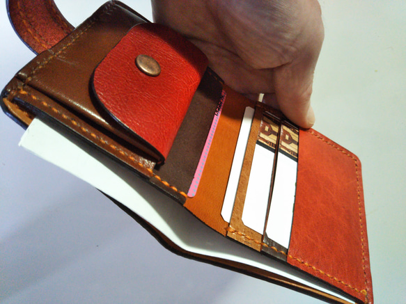 送料無料】まるでみかんの皮のような　超コンパクトサイズ　牛革手縫い二つ折り財布(ホック留め)　TIO-FS006 5枚目の画像