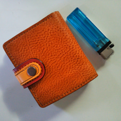 送料無料】まるでみかんの皮のような　超コンパクトサイズ　牛革手縫い二つ折り財布(ホック留め)　TIO-FS006 6枚目の画像