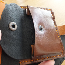 【送料無料】超コンパクト（小さめ）サイズ　ダークブラウン牛革手縫い二つ折り財布(ホック留め)　TIO-FS007 9枚目の画像