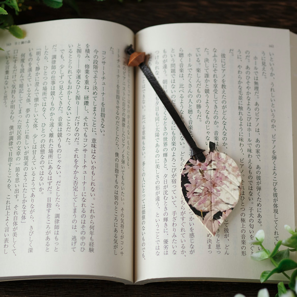 そろばん珠と革のしおり『葉っぱ 枝垂れ桜』 1枚目の画像