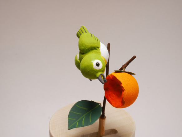 振り子で動くメジロさんと柿の木 8枚目の画像
