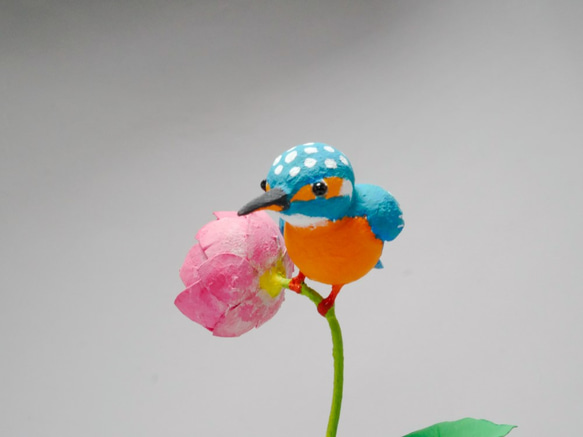 振り子で動くカワセミさんと蓮の花 2枚目の画像