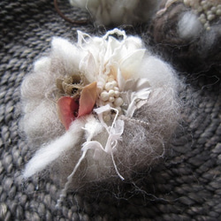 羊毛と毛糸のお花ヘアゴム 1枚目の画像