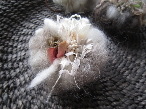 羊毛と毛糸のお花ヘアゴム 1枚目の画像