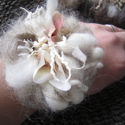 羊毛と毛糸のお花ヘアゴム 2枚目の画像