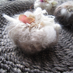 羊毛と毛糸のお花ヘアゴム 3枚目の画像