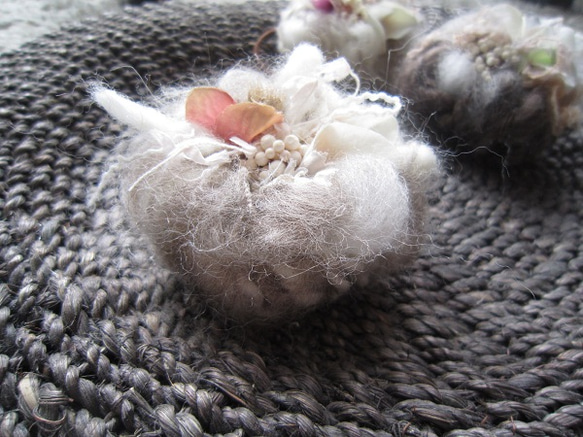 羊毛と毛糸のお花ヘアゴム 3枚目の画像