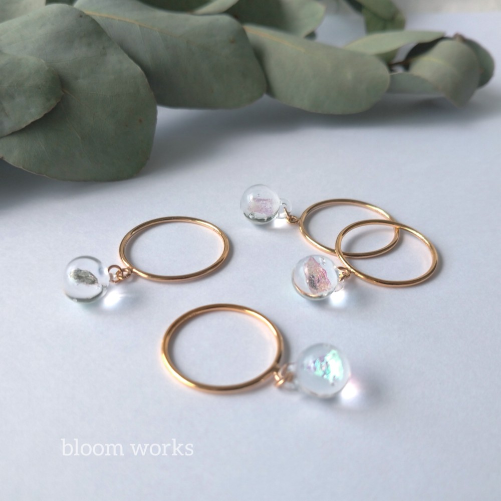 揺れるダイクロガラスのリング