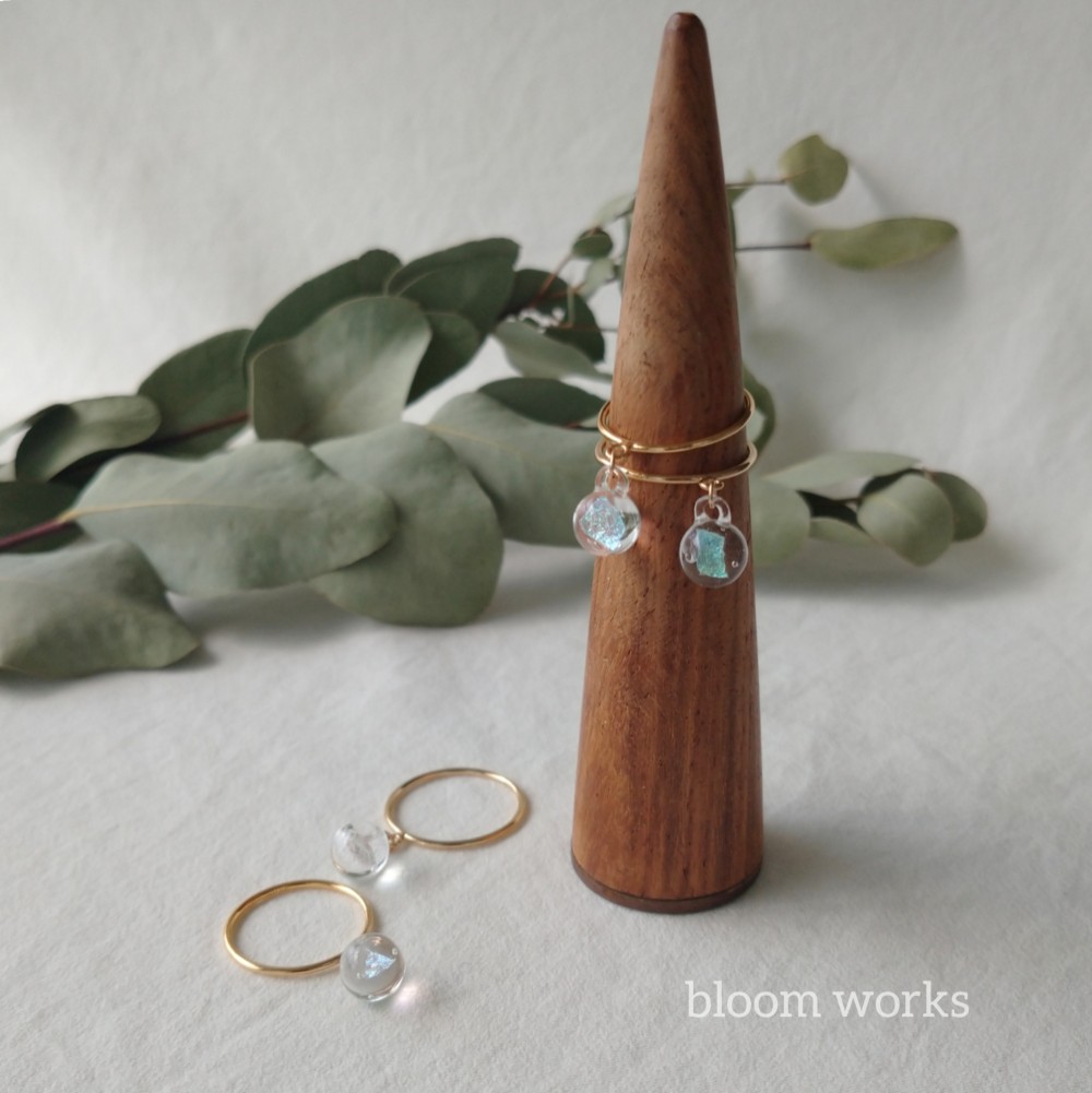 揺れるダイクロガラスのリング